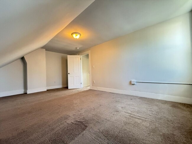 Building Photo - 208 Main St