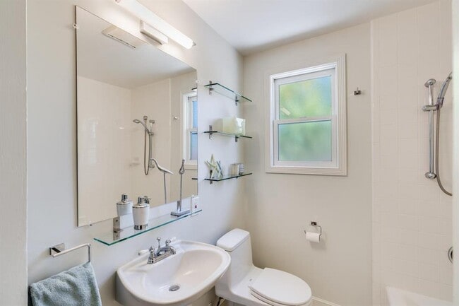 Building Photo - 831 Bruce Dr