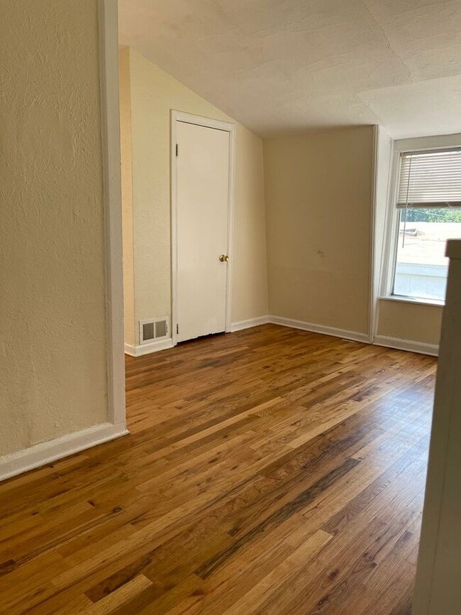 Building Photo - Carriage house: large two-story 1bed/1bath