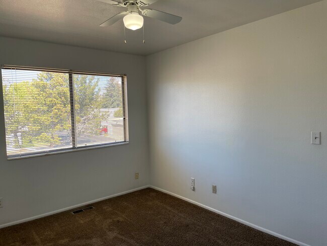 Building Photo - 1586 E Ventnor Ave