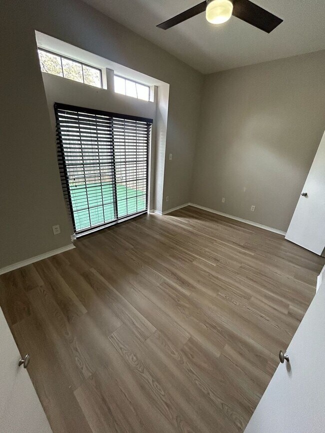 Building Photo - Ready to move in.....Fresh Paint and much more....