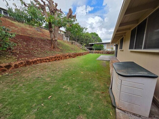 Building Photo - Momilani: 3 bedroom 1.5 bath duplex house w/ 2 car Tandem parking