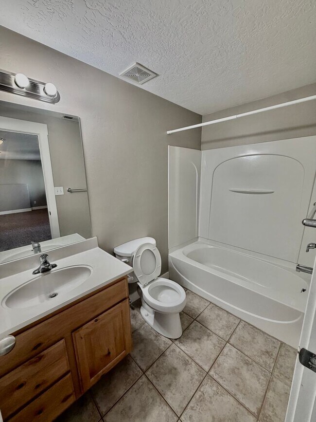 Building Photo - Lehi 3 Bedroom Town Home Pets OK