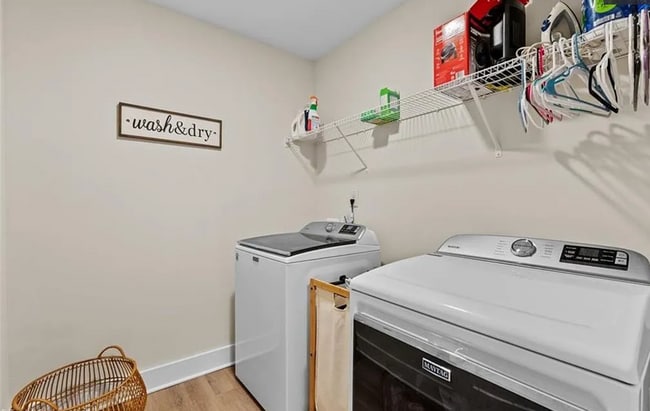 Building Photo - Like new modern maintenance free 3 bedroom 2.5 bath townhouse in Greensboro. Lawn care included.