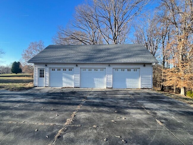 Building Photo - Mebane Farmhouse Available Now!