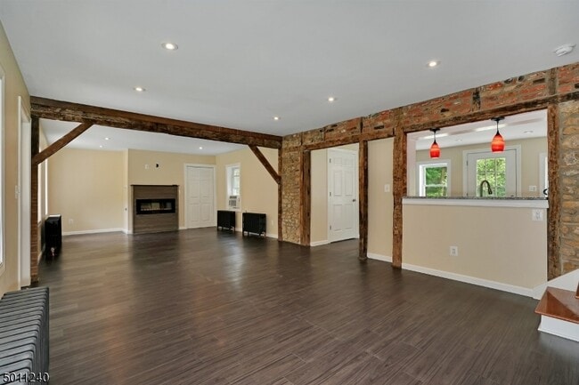 Building Photo - 619 S Main St