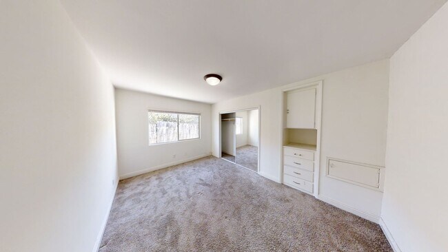 Building Photo - Remodeled! LARGE Living Room!