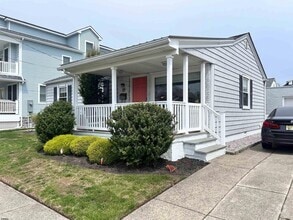 Building Photo - 119 N Iroquois Ave