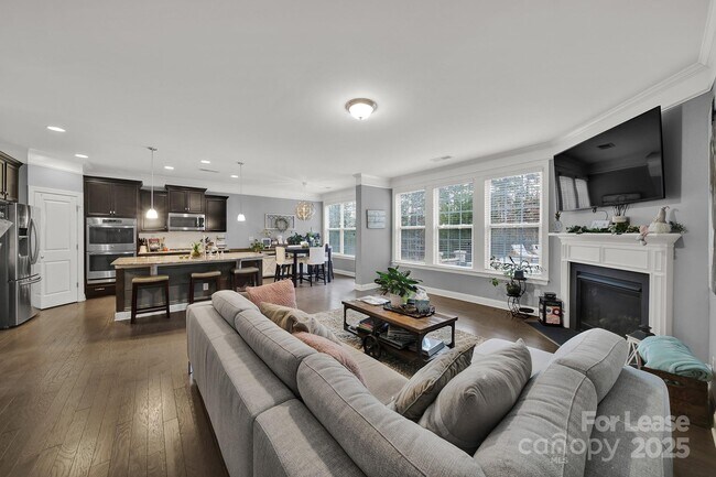 Building Photo - 1389 Overlea Pl NW