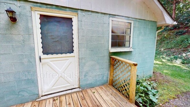 Building Photo - 420 Old Buckeye Cove Rd