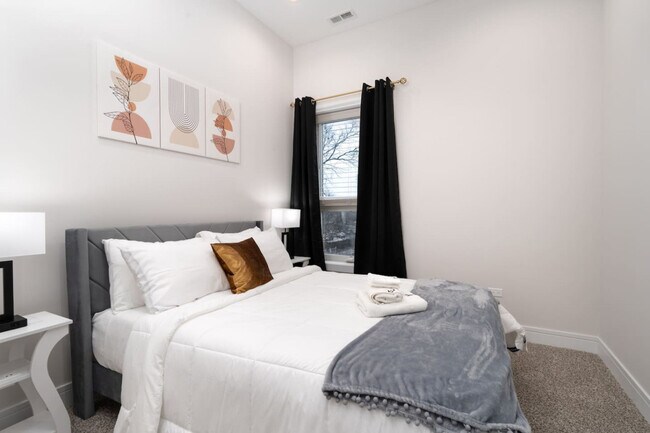 Building Photo - 3723 S Giles Ave