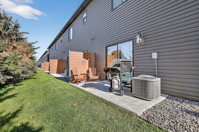 Building Photo - Beautiful 3 Bed, 2.5 Bath Townhome in Ashton - Shorter lease terms available