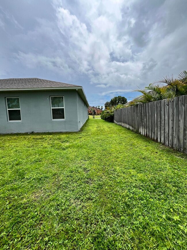 Building Photo - 1425 SW Vicuna Ln