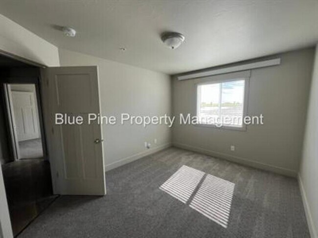Building Photo - 3565 E Gample Ave