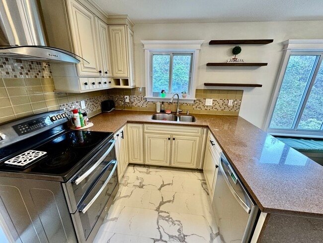 Building Photo - Stylish 3Bed/2.5Ba Daly City Home with Mod...