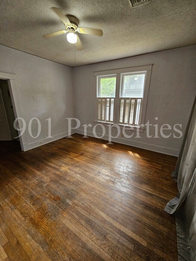 Building Photo - 582 Loeb St