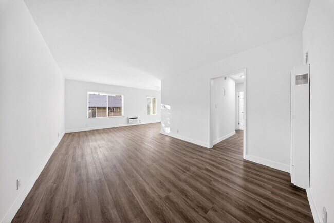 Interior Photo - 334 S. Hobart Blvd