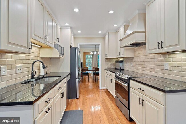 Building Photo - 1719 Larkmeade Dr