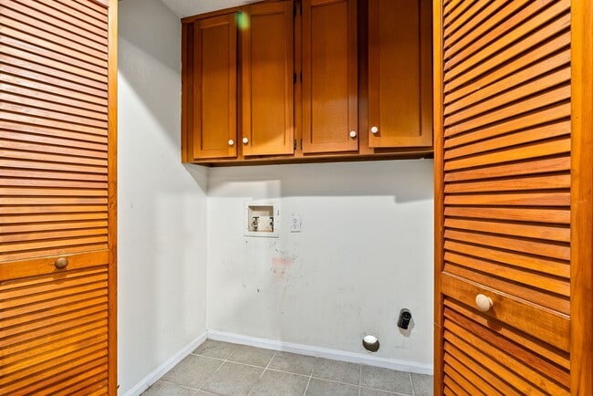 Building Photo - 4Bed/2Bath Available!