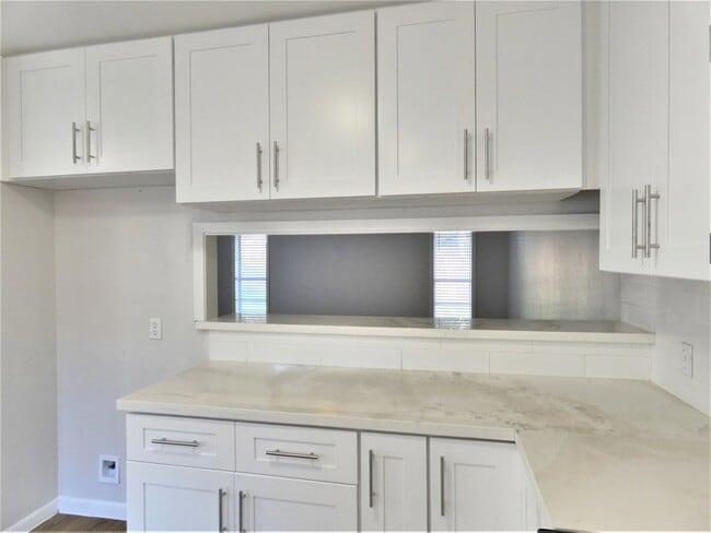 Building Photo - 606 Golfview Dr