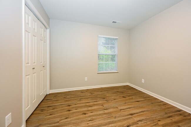 Building Photo - 636 Magnolia Ln