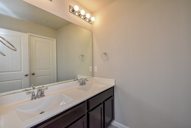 Building Photo - 1427 Central Heights Dr