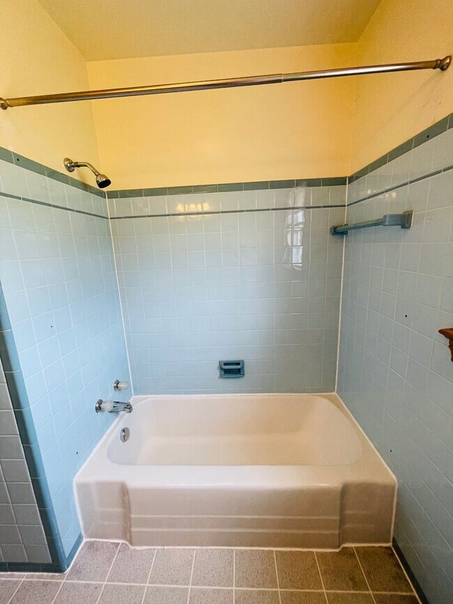 Building Photo - Home for Rent in Dayton