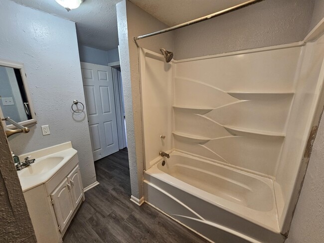 Building Photo - 912 W 3rd St