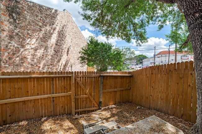 Building Photo - Charming 2-bedroom, 1.5 bath townhome in t...