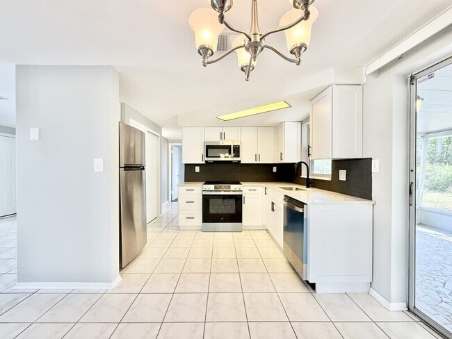 Building Photo - 1300 Classic Dr