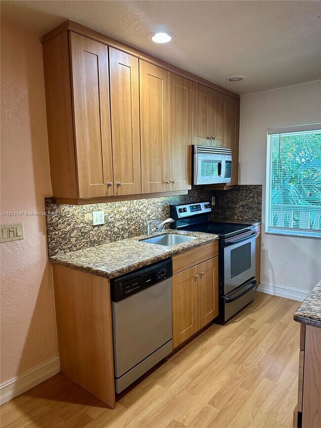 Building Photo - 1423 Holly Heights Dr