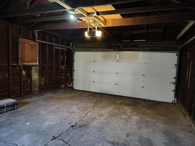 Building Photo - 3 Bed, 1.5 Bath home– Move-In Ready!