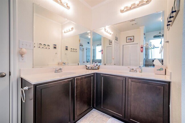 Building Photo - 11048 Kinston St