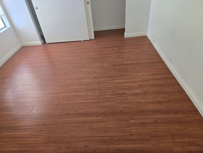 Building Photo - Spacious 3-bed, 2-bath condo is located in the heart of UTC, right on the UCSD bus line! It featu...