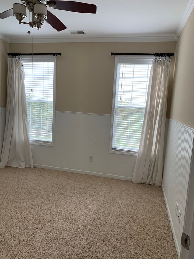 Building Photo - 4 bed 2 bath