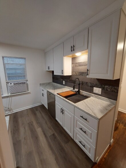 Building Photo - 335 Valley Dr