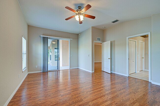 Building Photo - 2134 Boxwood St