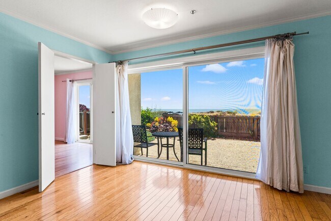 Building Photo - Beautiful 2 Bedroom Corner Unit on the Bea...
