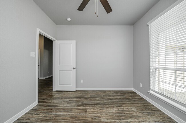 Building Photo - 614 Hollyhock Dr