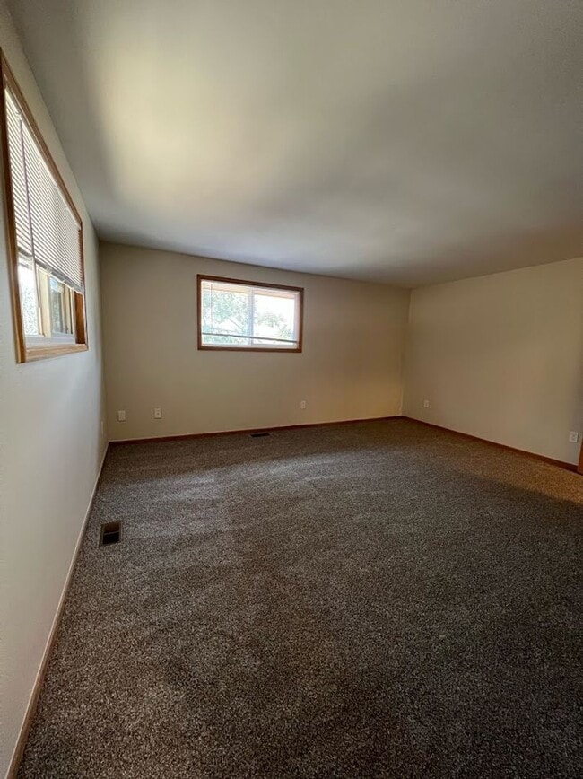 Building Photo - Long Realty & Property Management - 5 Bedr...