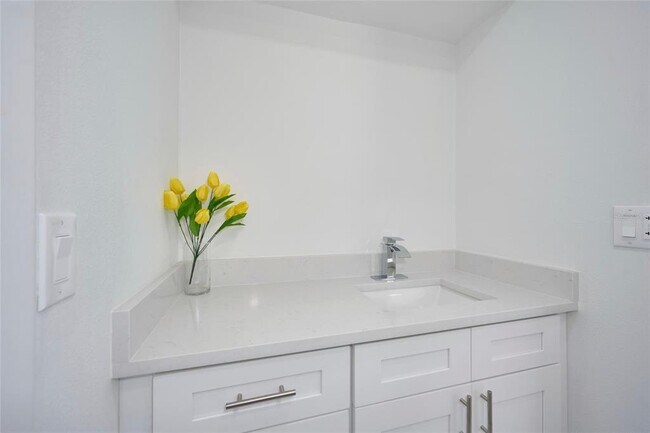 Building Photo - 2310 Laguna Dr