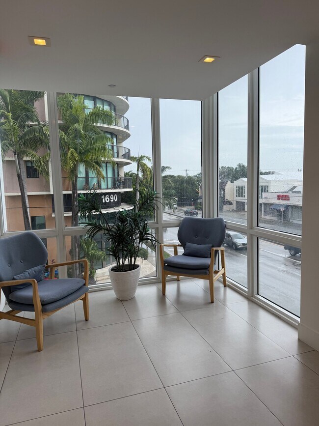 Building Photo - 1710 SW 27th Ave