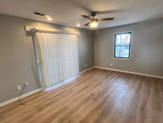 Building Photo - Modern 2-Bedroom Apartment with Washer & Dryer!