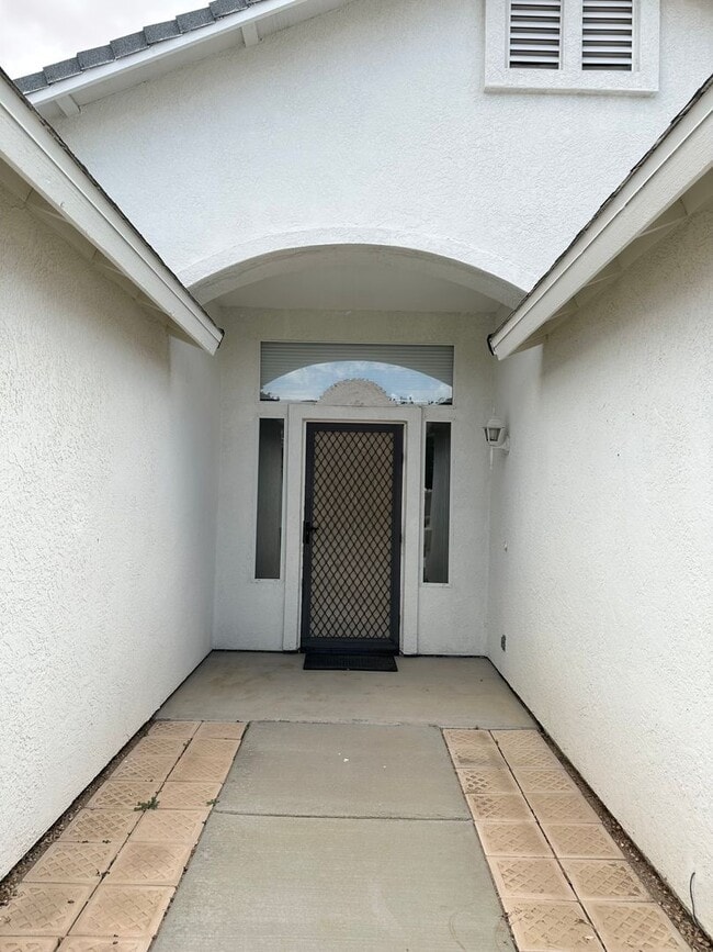 Building Photo - Great 3 Bedroom Home with Detached Garage!