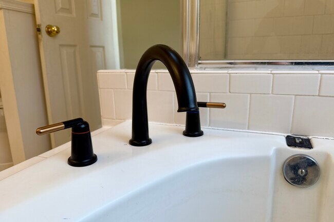 Building Photo - 14614 Stream Pond Dr