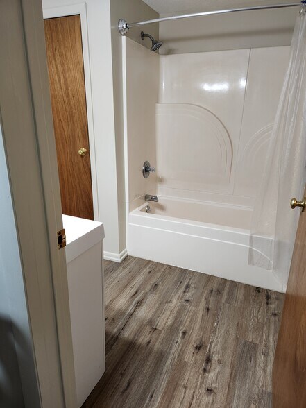 Bathroom - 15 Canal St