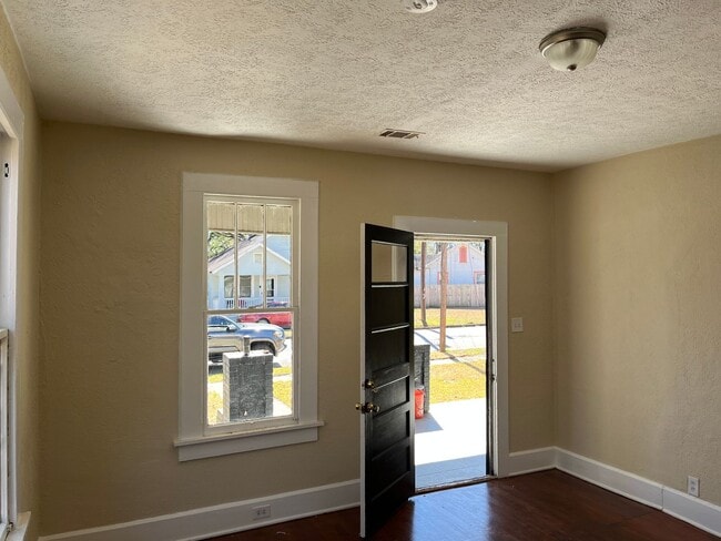 Building Photo - **AVAILABLE NOW**Total Electric**4 Bedroom...