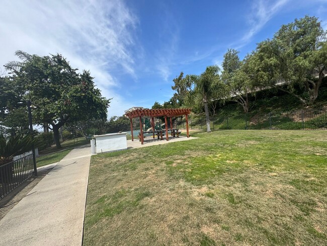 Building Photo - 3BD/2BA HOME w/ attached garage near USD/C...