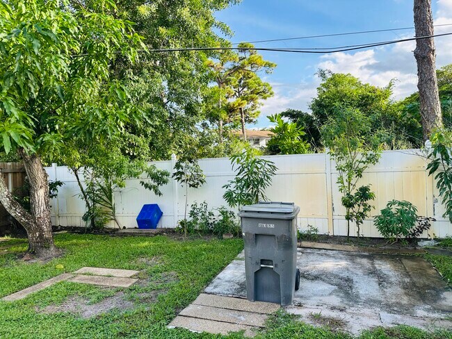 Building Photo - 4862 Tortuga Dr
