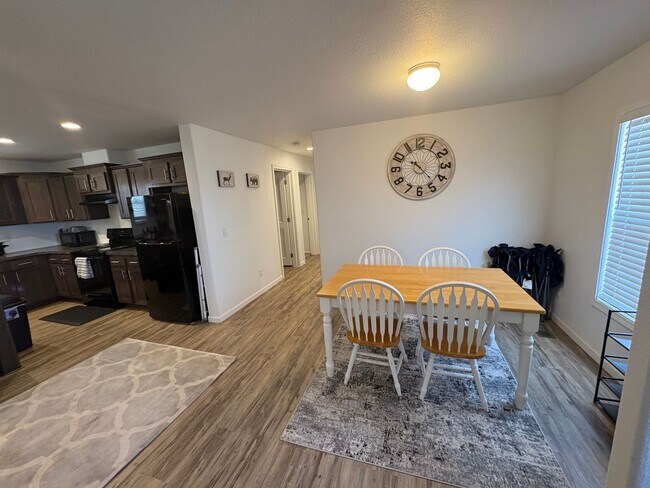 Building Photo - Country living on 4.4 acres 3 bedrooms and...